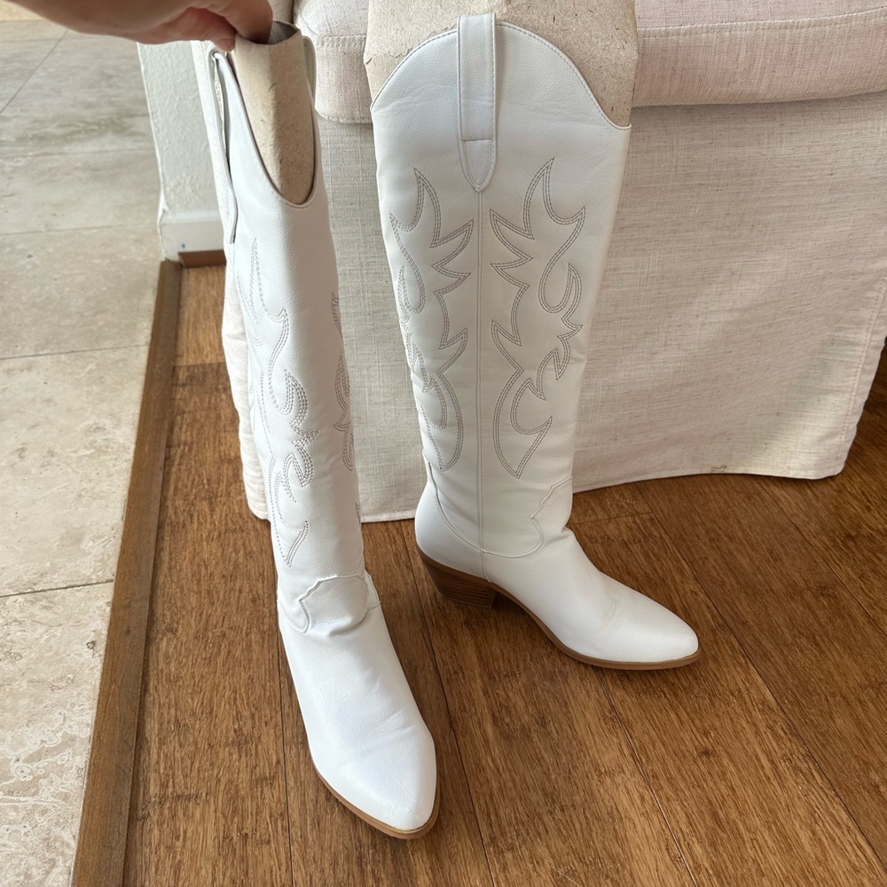 Like brand new. Billini white boots